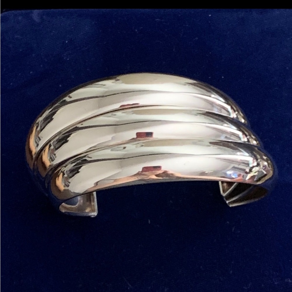 Signed  ITALY 925 Sterling Silver Solid Shiny Vintage Cuff Bracelet ..